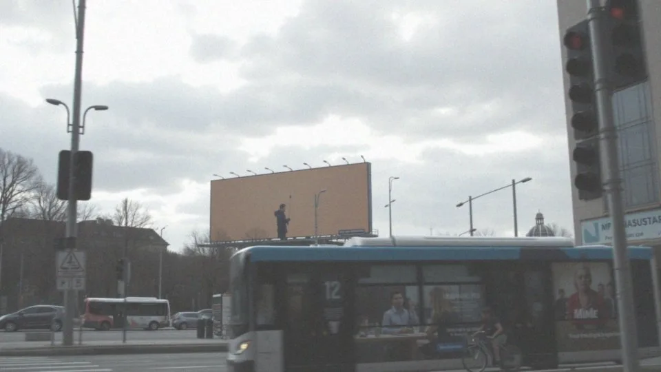 Jakie są kosztowe różnice między billboardami a innymi nośnikami zewnętrznymi?