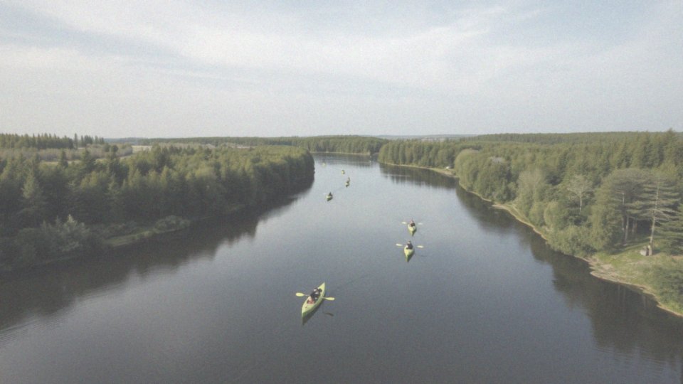 Jakie są najlepsze miejsca na spływy kajakowe?