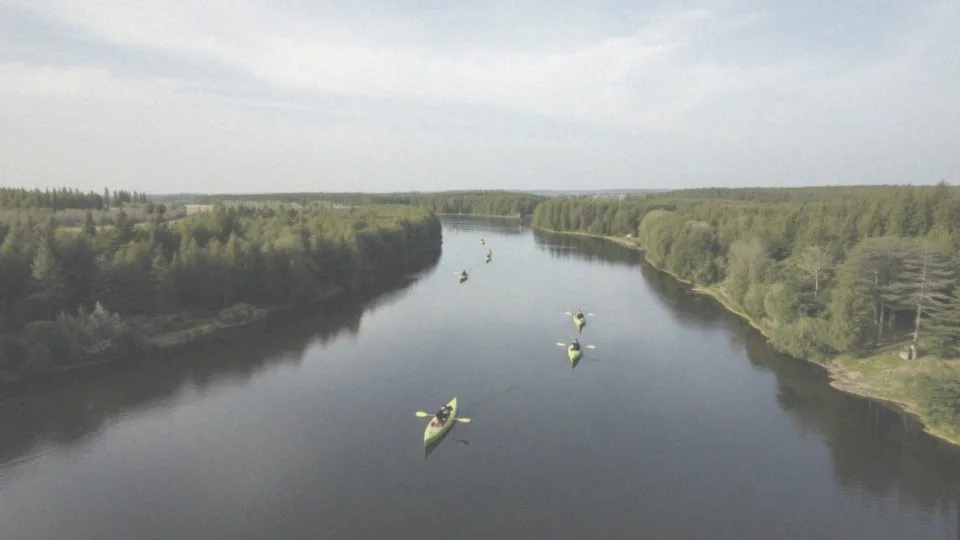 Jakie są najlepsze miejsca na spływy kajakowe?
