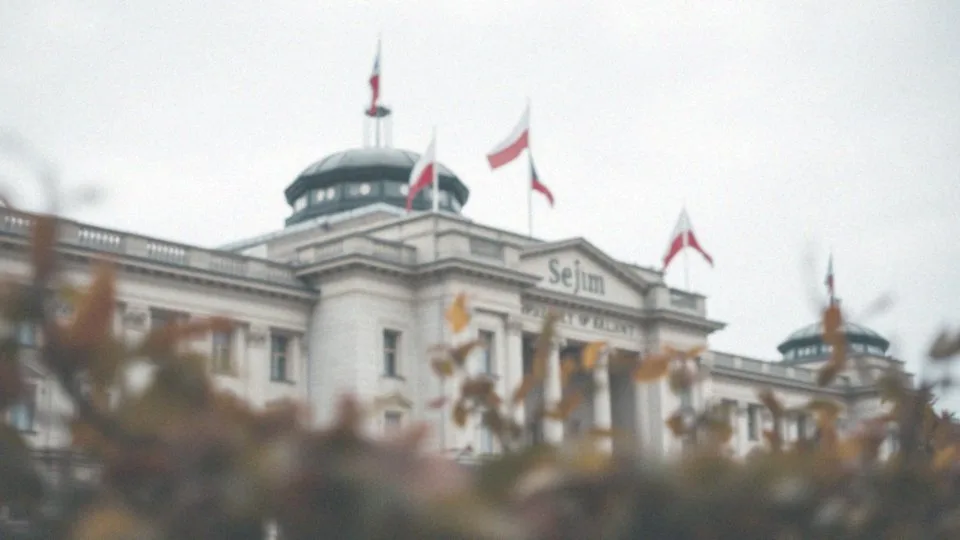 Jakie są przyczyny debat społecznych dotyczących pensji ministrów?